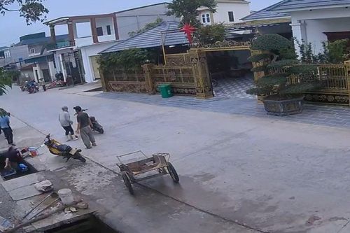 Cháu bé 2 tuổi ngã xuống kênh nước tử vong