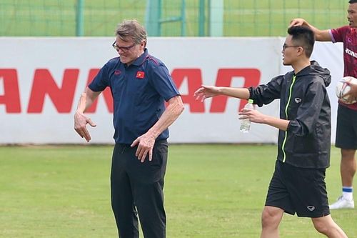 HLV Troussier áp lực trước trận đấu 'định mệnh'