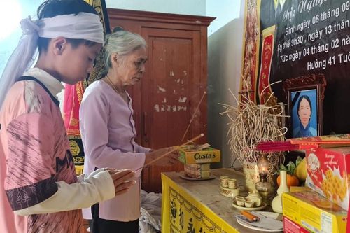 Hai chị em mồ côi cha khóc ngất khi mẹ động kinh ngã xuống ao tử vong