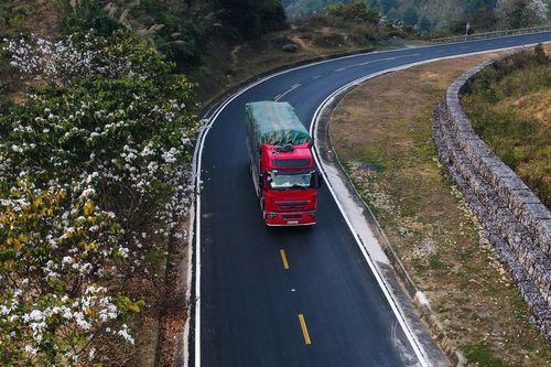 Mùa hoa ban nở trắng núi đồi níu, chân du khách đến Điện Biên