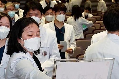 Các giáo sư của 19 trường y Hàn Quốc bắt đầu từ chức hàng loạt, giảm giờ làm