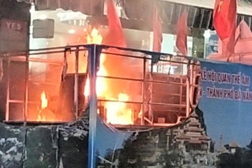 Xe hoa quảng bá lễ hội ở Đà Nẵng bốc cháy trên đường diễu hành