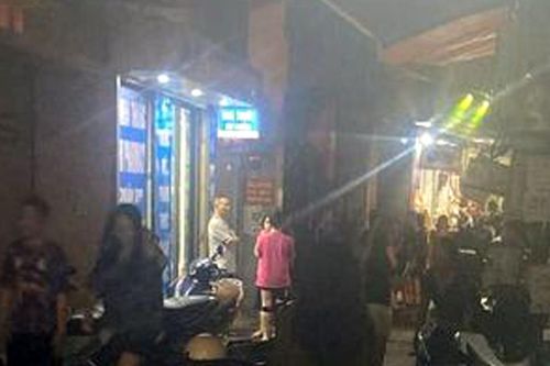 Cháu bé ở Hà Nội bị rơi từ tầng 6 xuống đất