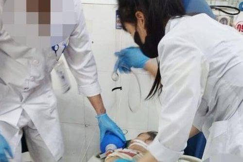 Bé gái 5 tuổi hóc quả nhãn bị suy hô hấp nguy cơ ngừng tim