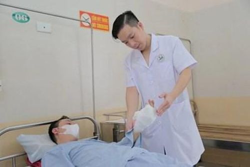 Bị điện giật khi sửa bình nóng lạnh, người đàn ông bị hoại tử suýt mất các ngón tay