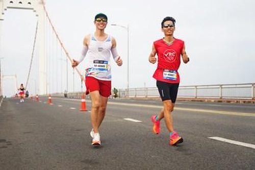 'Nữ hoàng chân đất' Phạm Thị Bình chiến thắng cuộc thi Marathon quốc tế Đà Nẵng 2024