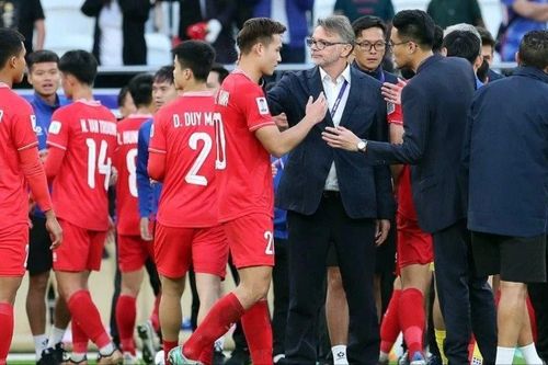 Huấn luyện viên Troussier vững ghế ít nhất tới tháng 6/2024; Vì sao đội tuyển Indonesia phải triệu tập khẩn 2 cầu thủ để đấu Việt Nam?