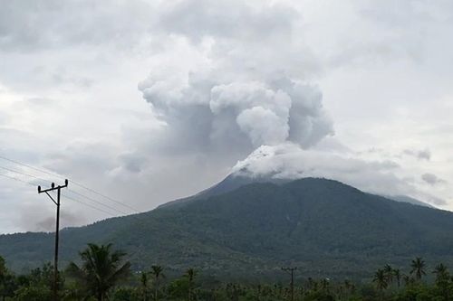 Indonesia: Núi lửa Ibu phun trào tạo ra cột tro bụi cao tới 2.500m