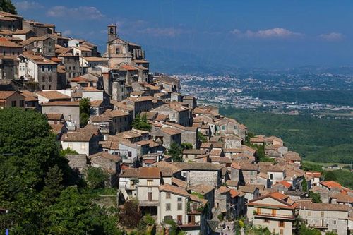 Thị trấn ở Italy vất vả rao bán những căn nhà trị giá 1 euro