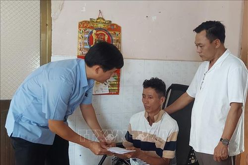 Thăm hỏi, động viên gia đình có người tử vong do ngạt khí ga