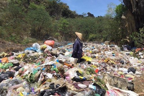 'Gỡ khó' cho khu xử lý rác quá tải, gây ô nhiễm nghiêm trọng ở Nghệ An