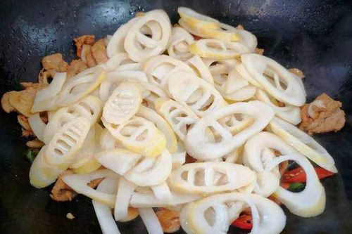 Loại rau này đang bán nhiều, được mệnh danh là 'vua rau' của mùa xuân, đem xào với thịt còn bổ hơn củ sen
