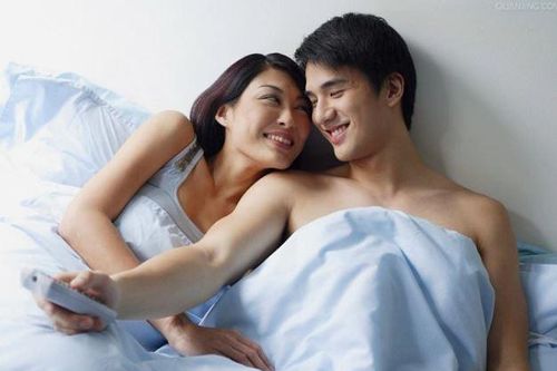 Đến nhà tôi chơi và được mời ăn vải nhưng thay vì bỏ vỏ vào đĩa thì mẹ người yêu ném tung ra sàn nhà rồi trước khi về buông những lời khiến tôi giận sôi cả ruột