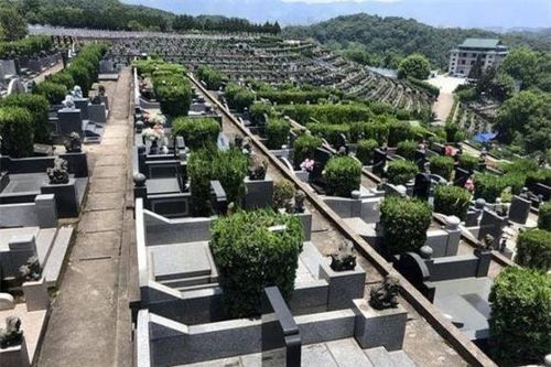 Ý nghĩa của câu nói: 'Trong mộ có lỗ dành cho người nghèo, nhưng ba thứ bên nấm mồ sinh ra người giàu', ba thứ đó là gì?
