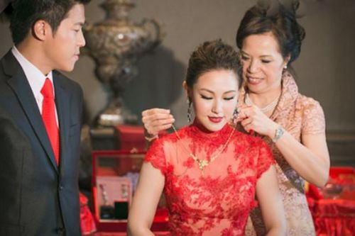 Lên trao em dâu kiềng vàng 5 chỉ, chị chồng ghé tai thủ thỉ: Chạy ngay kẻo muộn