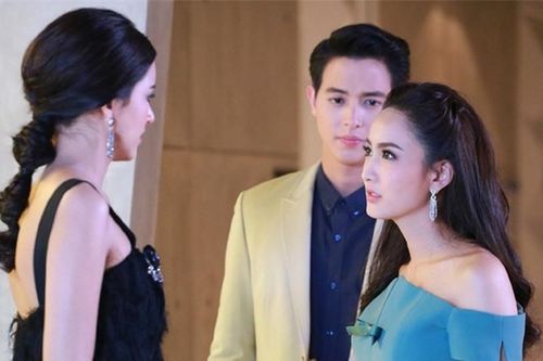 Người yêu cũ của chú rể đến đám cưới làm loạn, cô dâu chỉ nhẹ nhàng đưa ra 1 thứ khiến ả kia muối mặt rút lui