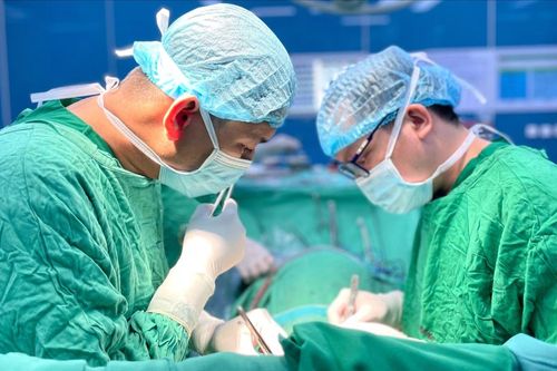 Rắc sỏi chăm hoa, cụ ông phải cấp cứu vì sỏi rơi vào họng