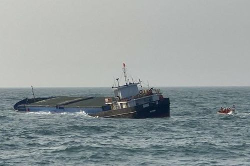 Khẩn cấp hỗ trợ tàu vận tải va phải đá ngầm
