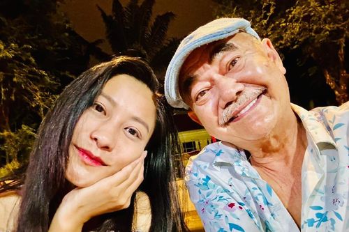 NSND Việt Anh tuổi U70 khoe loạt ảnh thân mật bên một cô gái