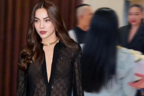 Khán giả ôm hoa đợi Hồ Ngọc Hà sau show diễn, nữ ca sĩ phản ứng ra sao?