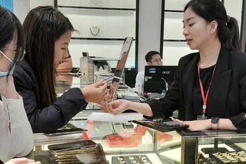 Người trẻ trích thu nhập hằng tháng để mua vàng
