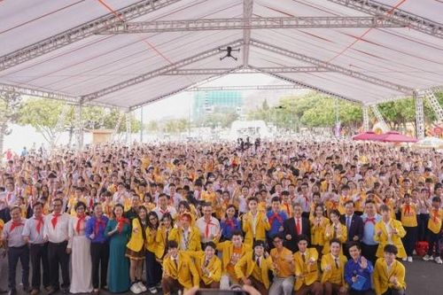 Lof Malto triệu bước nhảy tạo kỷ lục đồng diễn sân trường