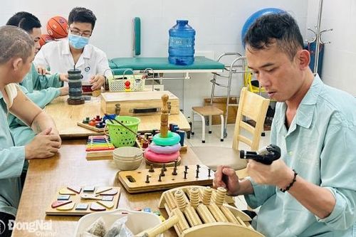 Giúp bệnh nhân vận động sau tai nạn, tai biến