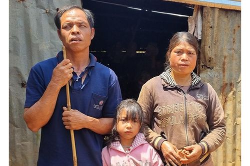 'Thân cò' nuôi chồng bị mù và 3 con nhỏ
