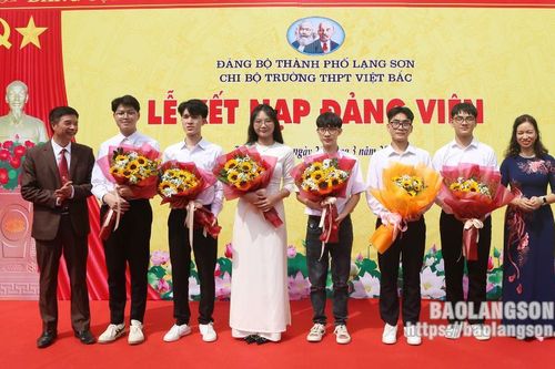 6 học sinh ưu tú của Trường THPT Việt Bắc được kết nạp Đảng