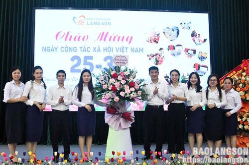 Bệnh viện Đa khoa tỉnh: Kỷ niệm Ngày Công tác xã hội Việt Nam và trao tặng 40 suất quà cho bệnh nhân có hoàn cảnh khó khăn
