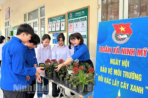 Lan tỏa lối sống từ chương trình Đổi rác lấy cây xanh
