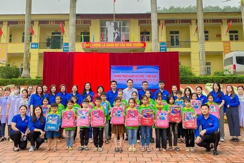 Khám sức khỏe và trao quà cho học sinh có hoàn cảnh khó khăn
