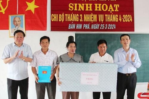 Đồng chí Trưởng Ban Tổ chức Tỉnh ủy dự sinh hoạt Chi bộ bản Hin Phá