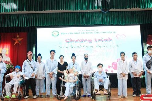 Chương trình 'Đồng hành cùng người bệnh'