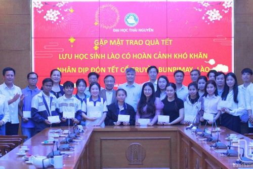 Đại học Thái Nguyên: Trao quà cho 21 lưu học sinh Lào có hoàn cảnh khó khăn