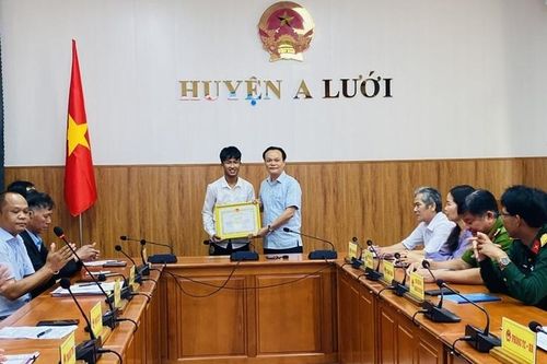 A Lưới: Khen thưởng học sinh đoạt Huy chương Bạc thể thao
