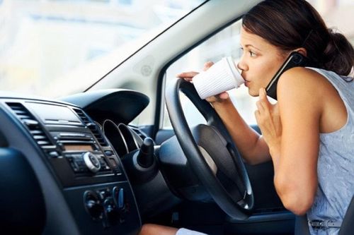 Những lỗi phụ nữ thường mắc khi lái ô tô dễ gây tai nạn