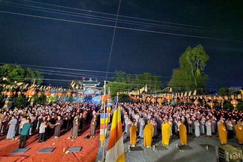 Kiên Giang: Chùa Bửu Thọ tổ chức hoa đăng và 'tam bộ nhất bái' nhân lễ vía Bồ-tát Quán Thế Âm