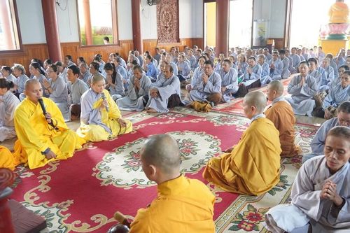 Hơn 400 hành giả tham dự khóa tu Bát quan trai tại chùa Bửu Hiệp