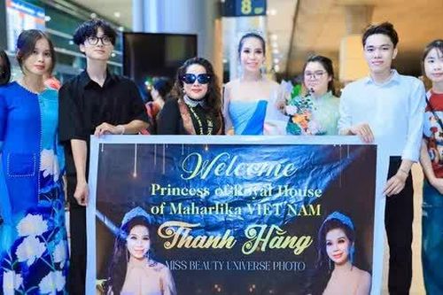 Hoa hậu sắc đẹp hoàn vũ Nguyễn Thanh Hằng được người hâm mộ chào đón ở sân bay