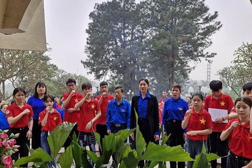 Phú Thọ: Trung tâm Bảo trợ trẻ em mồ côi tàn tật Việt Trì dâng hương, tưởng niệm các Anh hùng liệt sĩ