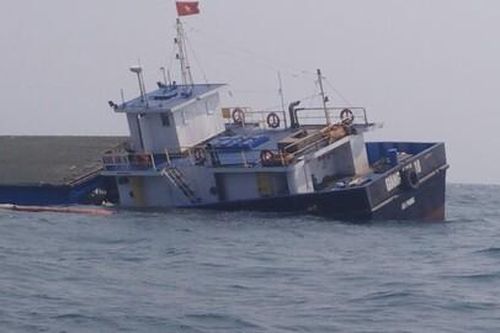 Chìm tàu chở xi măng, hàng ngàn tấn dầu có nguy cơ tràn ra biển
