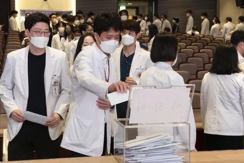 Các bác sĩ cấp cao tại Hàn Quốc từ chức để ủng hộ các bác sĩ đình công