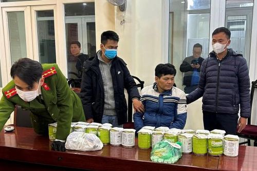 Hơn 17kg ma túy tổng hợp ngụy trang trong hộp phô mai theo đường hàng không vào Việt Nam