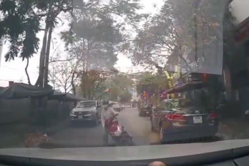 Xe máy lao thẳng vào ô tô do mải dùng điện thoại