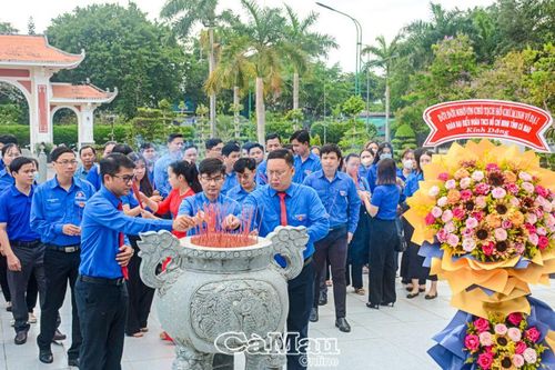 Tuổi trẻ Cà Mau dâng hương báo công Bác