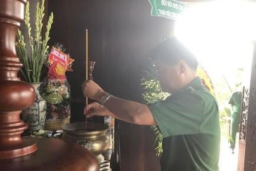 TPHCM: Dâng hương tưởng niệm 99 liệt sĩ Thanh niên xung phong
