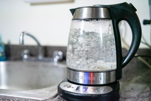 Ống thoát nước bị tắc, có nên xả bằng nước nóng?