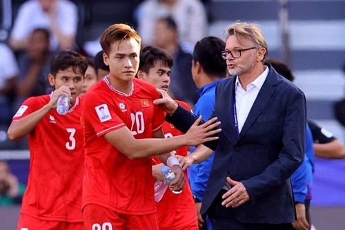HLV Troussier chưa từng dũng cảm nhận lỗi, sao bắt cầu thủ chịu trách nhiệm?