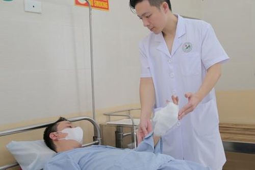 Sửa bình nóng lạnh, nam thanh niên bị điện giật nhiễm trùng ngón tay